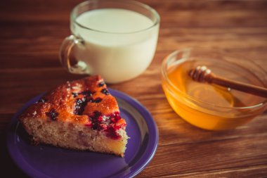 Meyveli kek, bal ve süt.