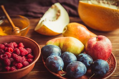 Meyve ve bal masaya yeni mahsul.