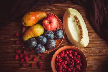 Masada taze meyve var..