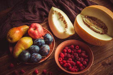 Masada taze meyve var..