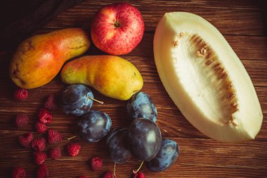 Masada taze meyve var..