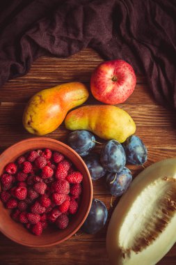 Masada taze meyve var..