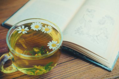 ahşap masa üzerinde papatya çayı