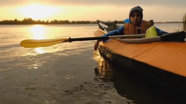 Вечірня Поїздка Байдарці Вздовж Річки Восени Активний Спосіб Життя Дитини — стокове відео