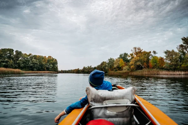 Večerní Výlet Kajak Podél Řeky Podzim Aktivní Životní Styl Dítěte — Stock fotografie