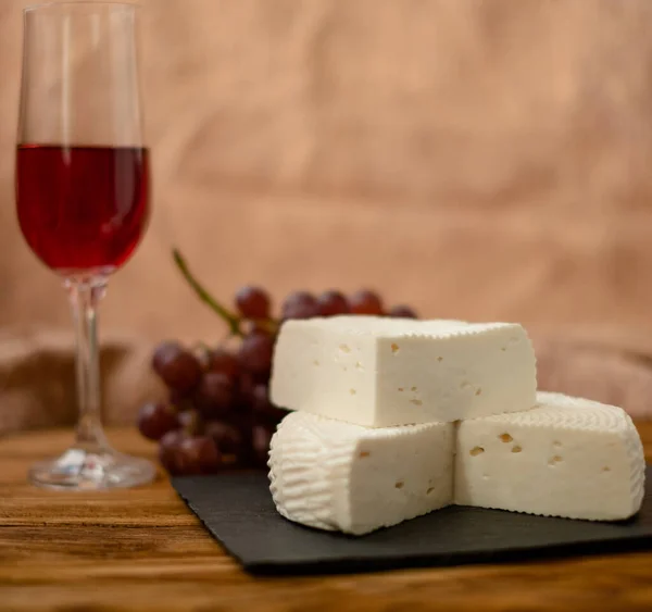 Fromage Chèvre Raisin Vin Reposent Sur Une Table Bois Fromage — Photo