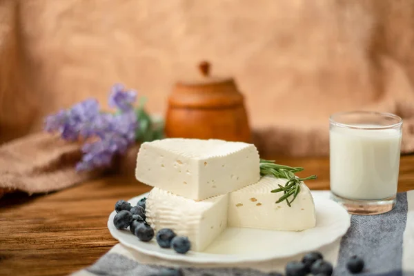 Bicchiere Latte Capra Una Testa Formaggio Latte Capra Poggiano Tavolo — Foto Stock