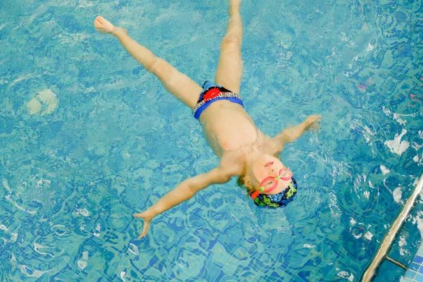 Treinamento Natação Infantil Piscina Treino Natação Para Uma Criança Desenvolvimento — Fotografia de Stock