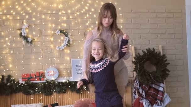 Gelukkig Moeder Dochter Dansen Bed Afwachting Van Kerstmis Verheugende Feestdagen — Stockvideo