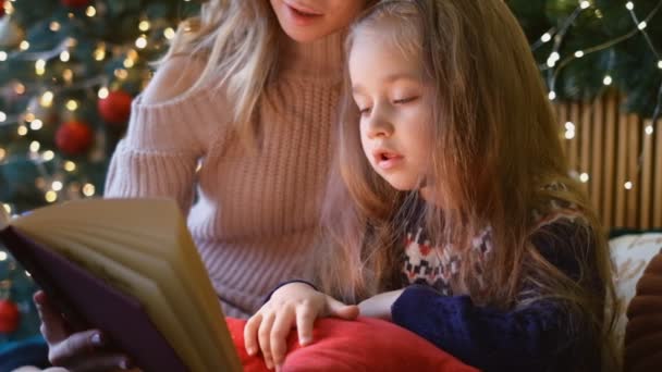Moeder Dochter Die Sprookjes Lezen Tijdens Kerstavond Een Prachtige Sfeer — Stockvideo