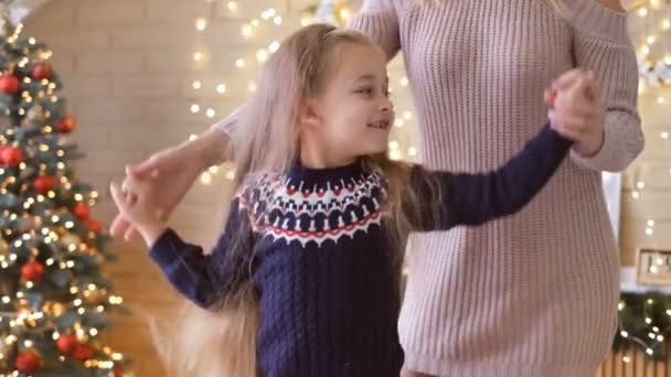 Gelukkig Moeder Dochter Dansen Bed Afwachting Van Kerstmis Verheugende Feestdagen — Stockvideo