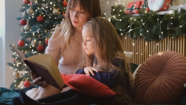 Madre Hija Leyendo Cuentos Hadas Durante Víspera Navidad Maravillosa Atmósfera — Vídeo de stock
