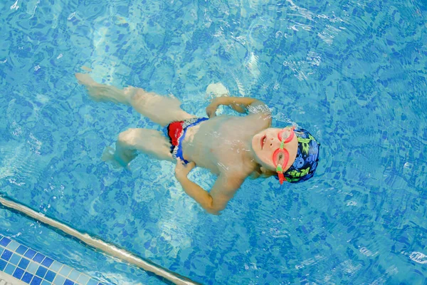 Maluch Trenuje Pływanie Basenie Trening Pływacki Dla Dziecka Rozwój Dziecięcy — Zdjęcie stockowe