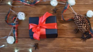 Masada Noel hediyesi var. Kamera döndürmesi yukarıdan.