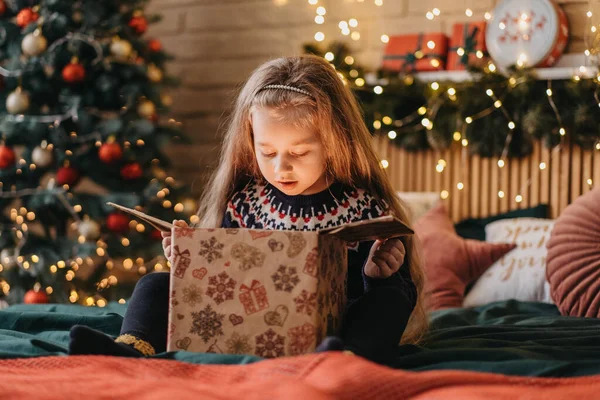 Chica Excitada Abre Caja Regalo Santa Claus Infancia Feliz Celebración — Foto de Stock
