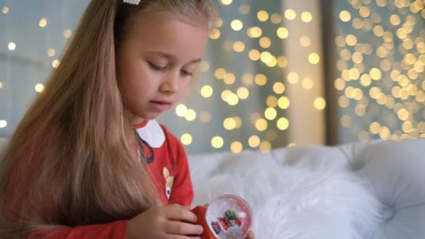 Varázslatra Vár Karácsony Előestéjén Boldog Gyermekkort Karácsonyi Ajándékokra Várva — Stock videók