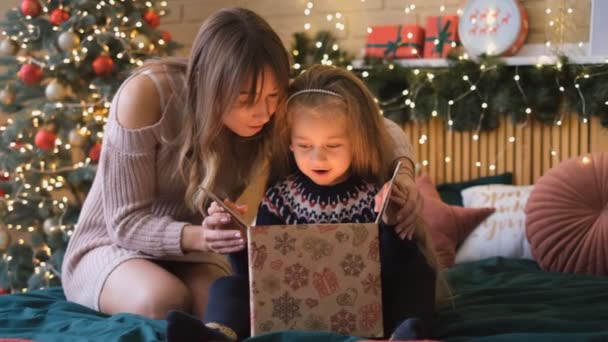 Opgewonden Meisje Met Moeder Opent Geschenkdoos Van Kerstman Gelukkige Jeugd — Stockvideo