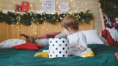 Çocuk bir Noel hediyesini açıyor. Mutlu bir çocukluk. Mutlu noeller. Büyüyü bekliyorum..