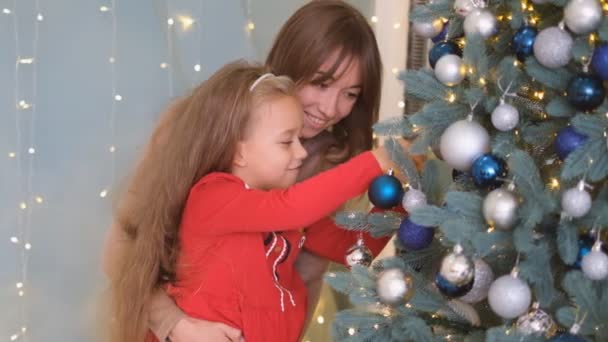 Mutter Und Tochter Schmücken Gemeinsam Den Weihnachtsbaum Traditionelle Elternschaft — Stockvideo