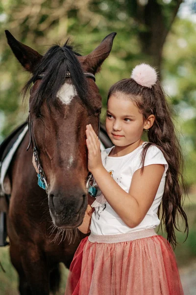 Przyjaźń Dziecka Koniem Mała Dziewczynka Pieszczotliwie Głaszcze Swojego Konia Spacerujące — Zdjęcie stockowe