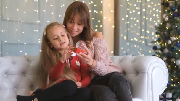 Mam Dochter Zitten Samen Het Huis Wachtend Kerstmagie Aan Vooravond — Stockvideo