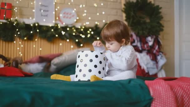 Het Kind Opent Een Kerstcadeau Gelukkige Jeugd Vrolijk Kerstfeest Wachten — Stockvideo