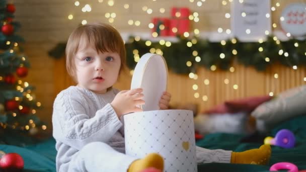 Het Kind Opent Een Kerstcadeau Gelukkige Jeugd Vrolijk Kerstfeest Wachten — Stockvideo