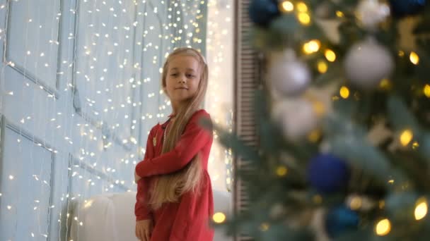 Liten Flicka Julafton Festliga Kläder Står Nära Spegeln Och Tittar — Stockvideo