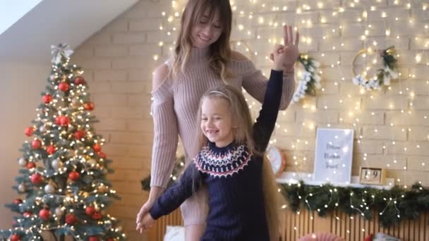 Gelukkig Moeder Dochter Dansen Bed Afwachting Van Kerstmis Verheugende Feestdagen — Stockvideo