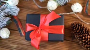 Masada Noel hediyesi var. Bir adam yeni yıl hediyesini masadan alır..