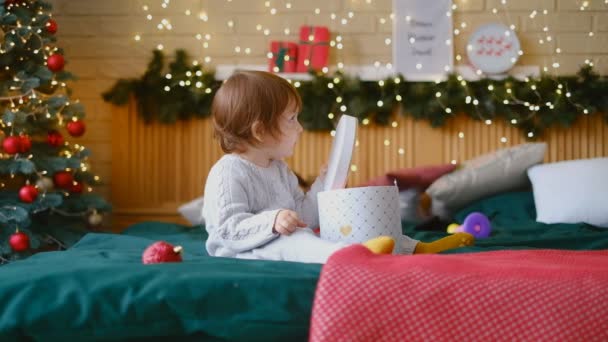 Het Kind Opent Een Kerstcadeau Gelukkige Jeugd Vrolijk Kerstfeest Wachten — Stockvideo