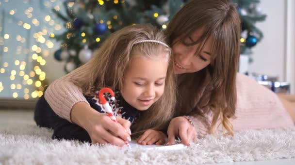 Moeder Helpt Haar Dochter Schrijven Een Brief Aan Kerstman Buurt — Stockvideo