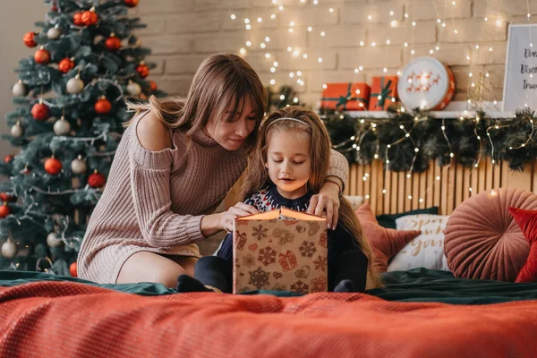 Chica Emocionada Con Madre Abre Caja Regalo Santa Claus Infancia — Foto de Stock