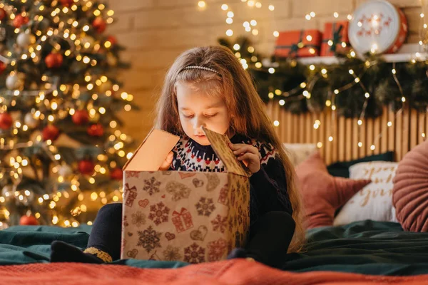 Chica Excitada Abre Caja Regalo Santa Claus Infancia Feliz Celebración — Foto de Stock