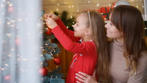 Moeder Dochter Versieren Samen Kerstboom Traditioneel Ouderschap — Stockvideo