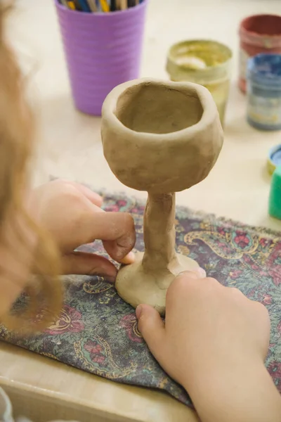 Kind Sculpteert Een Potje Natte Klei — Stockfoto
