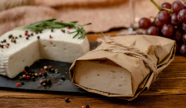 Fromage Chèvre Raisin Vin Reposent Sur Une Table Bois Fromage — Photo