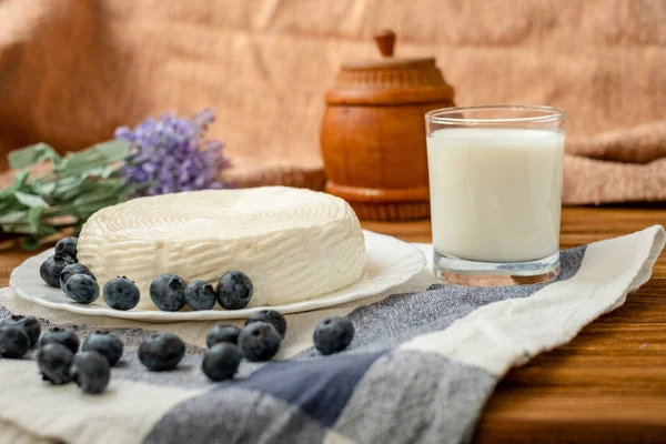 Bicchiere Latte Capra Una Testa Formaggio Latte Capra Poggiano Tavolo — Foto Stock