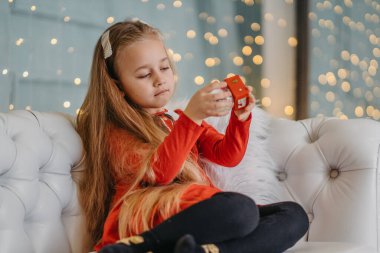 Noel arifesinde sihir bekliyorum. Mutlu çocukluk, Noel 'den önce hediyeleri beklemek.