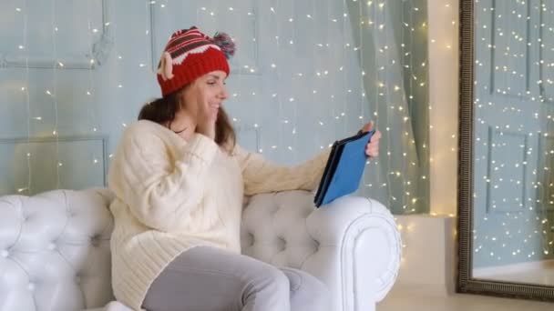 İnternet üzerinden ailesini kutlayan bir kadın. Genç bir esmer, Noel 'de arkadaşlarıyla sohbet etmek için dizüstü bilgisayar kullanıyor.. — Stok video