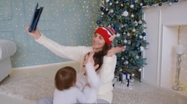 Anne ve çocukları internetten büyükannelerine mutlu Noeller diliyor..