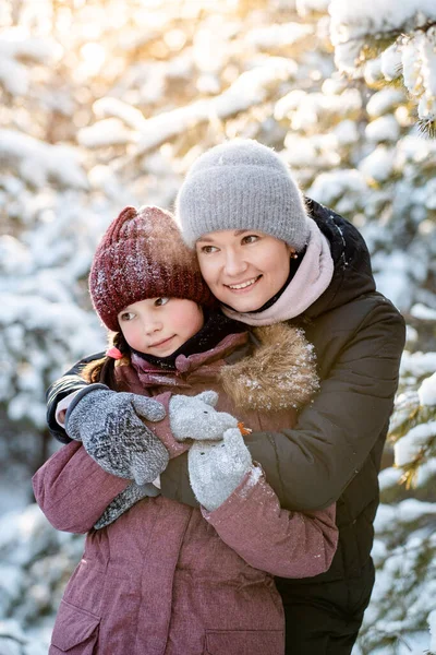 Passeio Inverno Família Floresta Criar Uma Criança Hábitos Familiares Mãe — Fotografia de Stock
