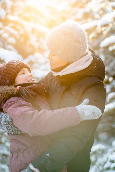 Familien Winterspaziergang Wald Kindererziehung Familiengewohnheiten Mutter Und Tochter Vergnügen Sich — Stockfoto