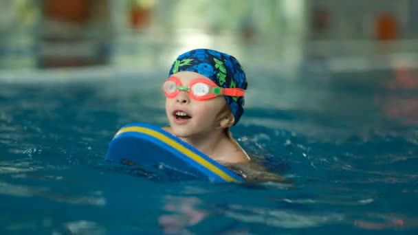 Futuro Campione Allenamento Nuoto Piccolo Campione Piccolo Ragazzo Carino Rafforza — Video Stock