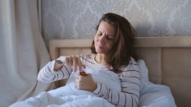 Birleşik Devletler 'de yeni Coronavirus COVID-19 dalgası. COVID-19 için ev tedavisi. Genç bir kadın koronavirüs belirtileriyle yatakta yatıyor..