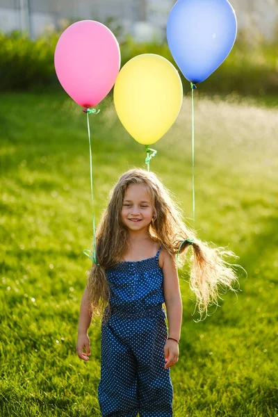Маленькая Счастливая Девочка Развлекается Играет Своими Красивыми Волосами Воздушными Шарами — стоковое фото