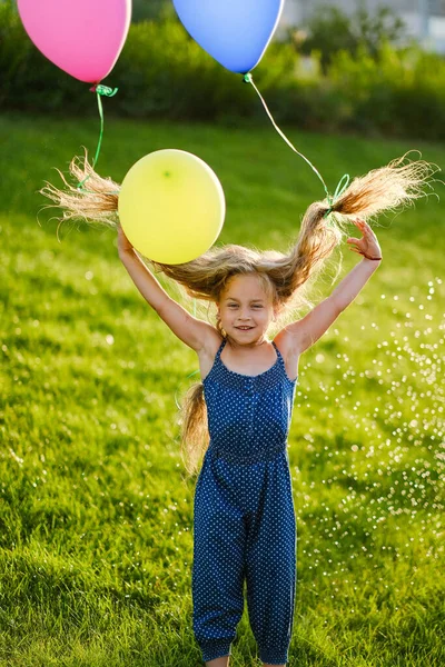 Маленька Щаслива Дівчинка Веселиться Грає Своїм Красивим Волоссям Повітряними Кулями — стокове фото