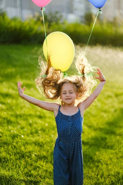 Pequena Menina Feliz Divertindo Brincando Com Seu Belo Cabelo Balões — Fotografia de Stock