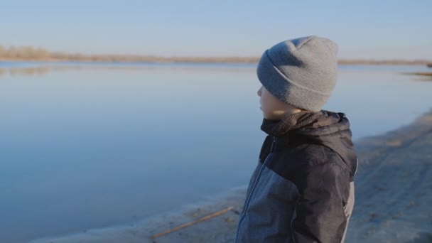 Прогулянка Березі Озера Мічиган Хлопчик Ходить Ранньою Весною Біля Озера — стокове відео