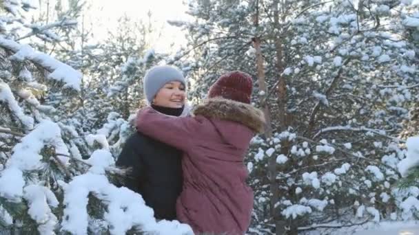 Matka Córka Bawią Się Razem Dzień Wolny Zimowym Lesie Szczęśliwe — Wideo stockowe